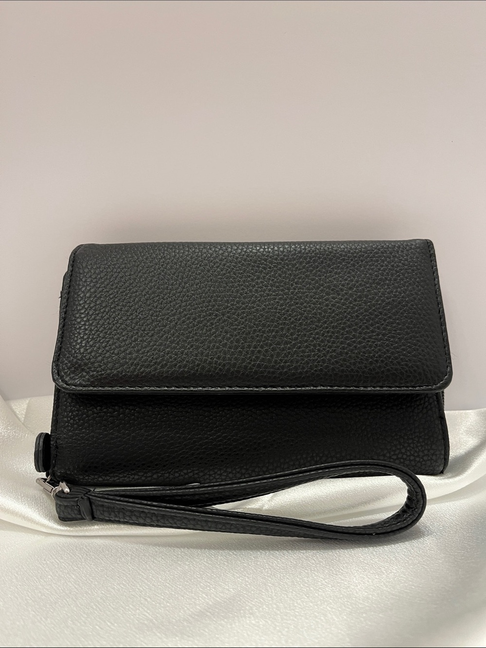 🆕 NWOT - Classic Black Leather Wristlet Clutch with awesome organization